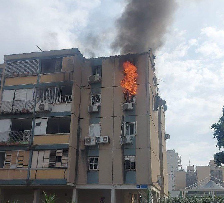הבניין בתל אביב בוער אחרי פגיעת הטיל, 27.10.23